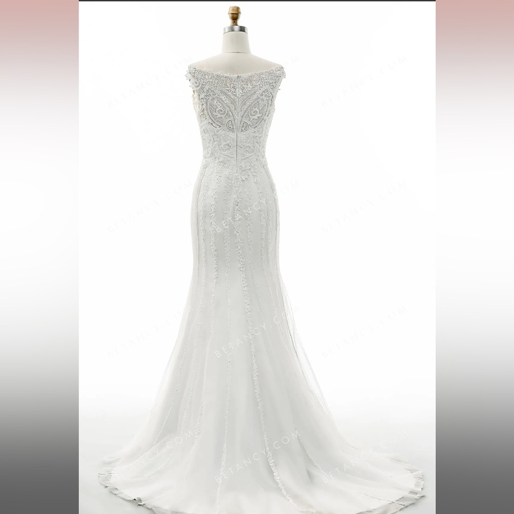 Elegant White Lace Wedding Dress